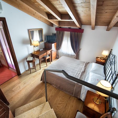 Hotel Villa Malaspina Castel d'Azzano Exteriör bild