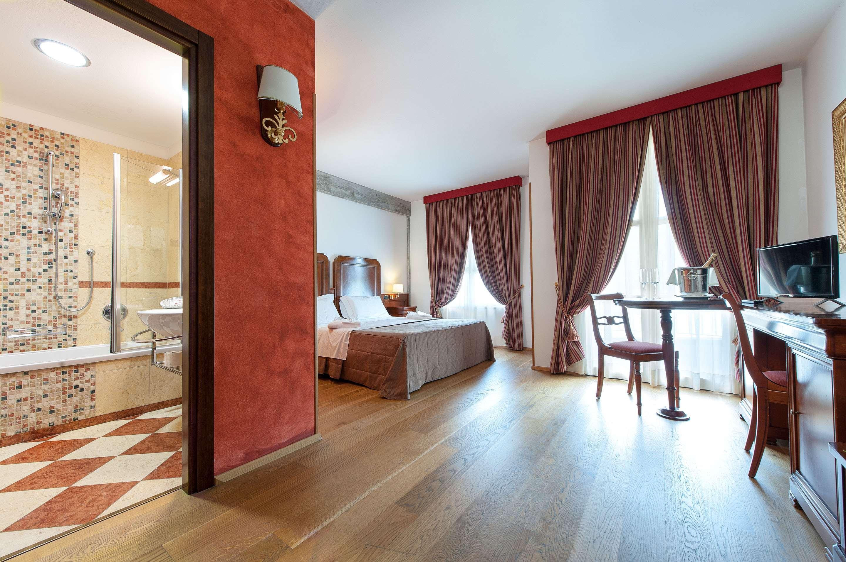 Hotel Villa Malaspina Castel d'Azzano Exteriör bild