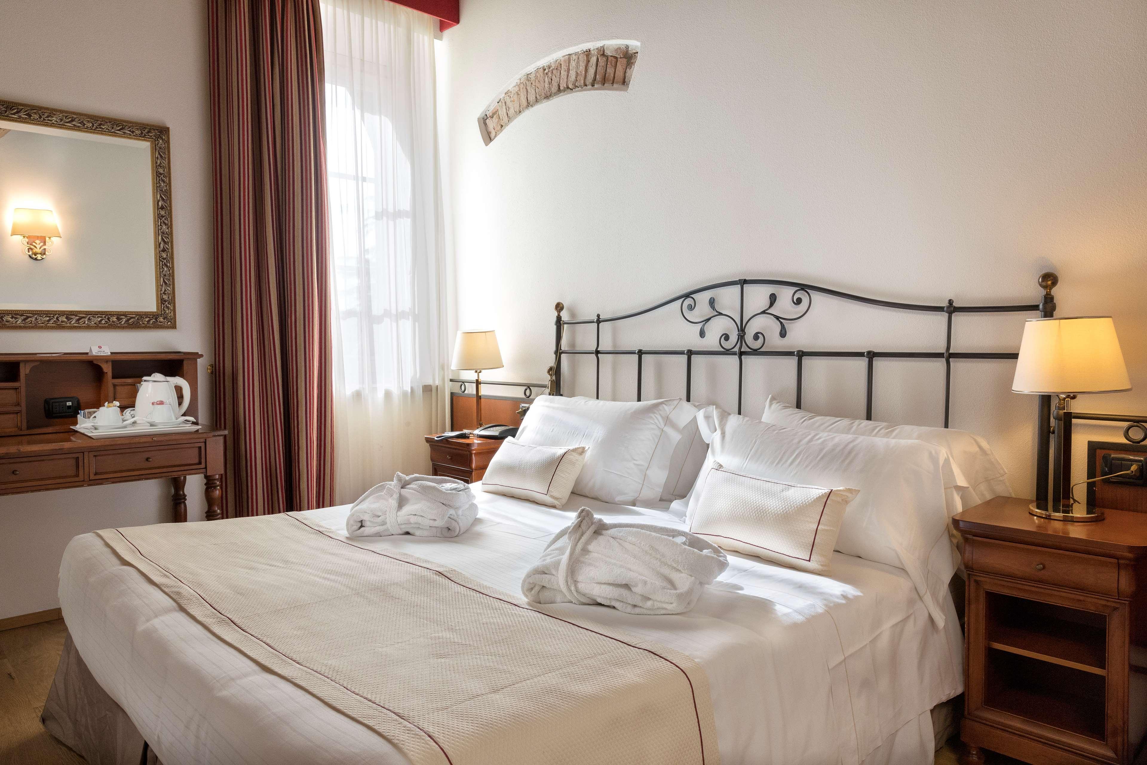 Hotel Villa Malaspina Castel d'Azzano Exteriör bild