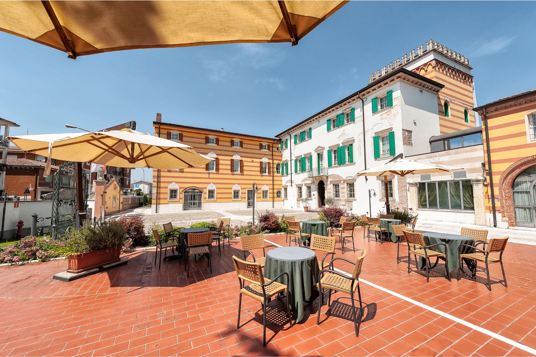 Hotel Villa Malaspina Castel d'Azzano Exteriör bild