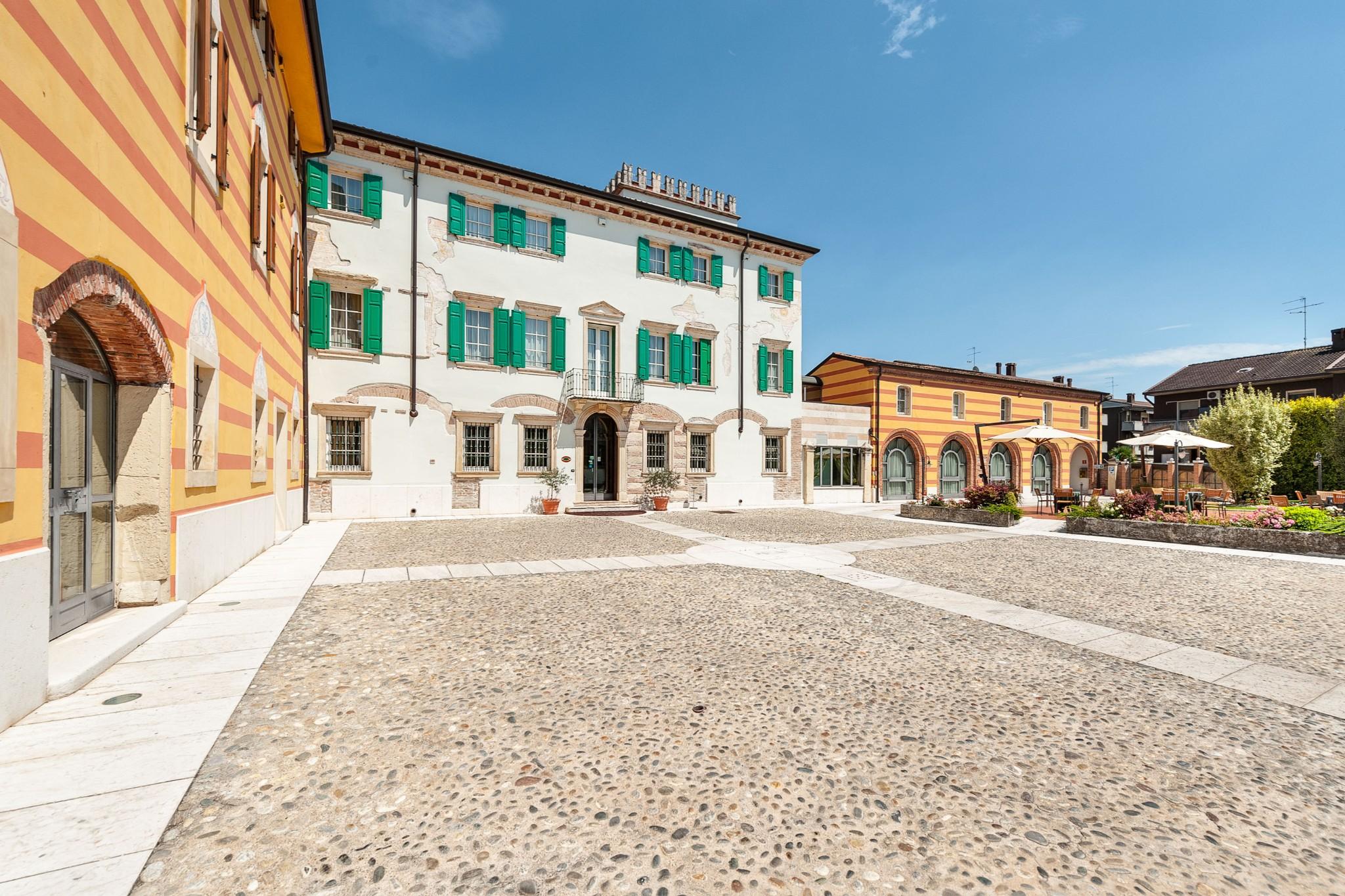 Hotel Villa Malaspina Castel d'Azzano Exteriör bild