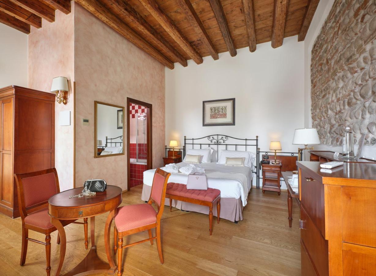 Hotel Villa Malaspina Castel d'Azzano Exteriör bild