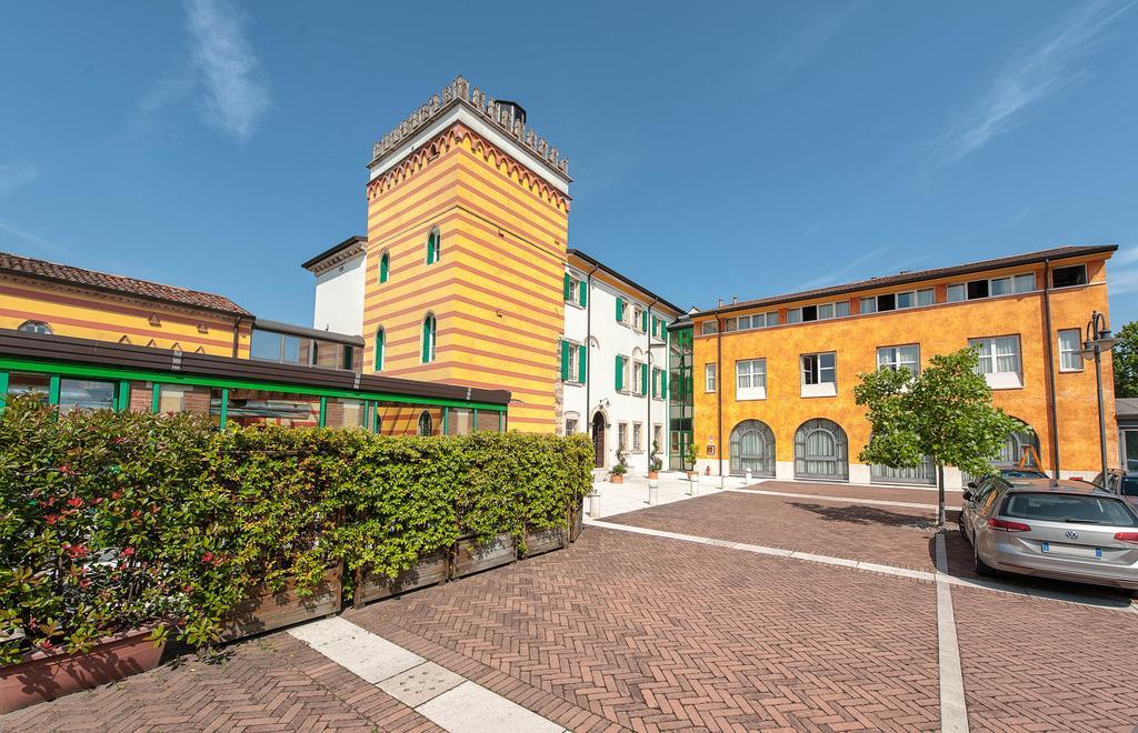 Hotel Villa Malaspina Castel d'Azzano Exteriör bild