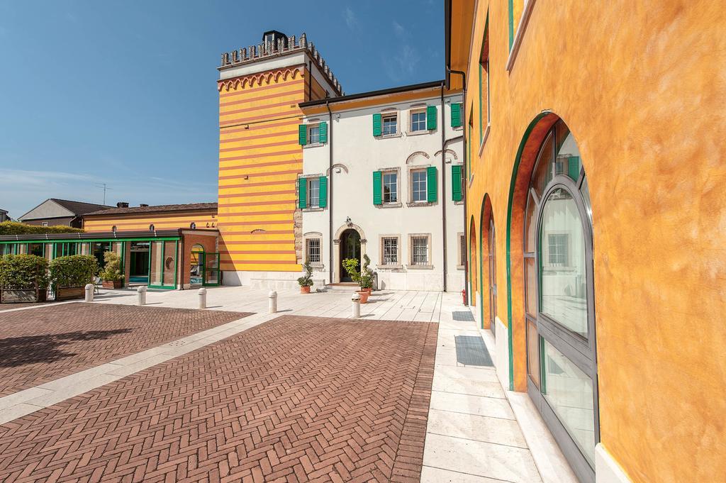 Hotel Villa Malaspina Castel d'Azzano Exteriör bild