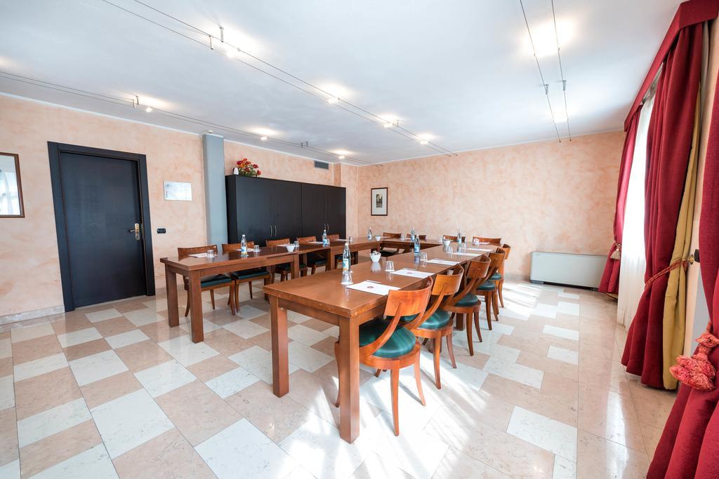 Hotel Villa Malaspina Castel d'Azzano Exteriör bild