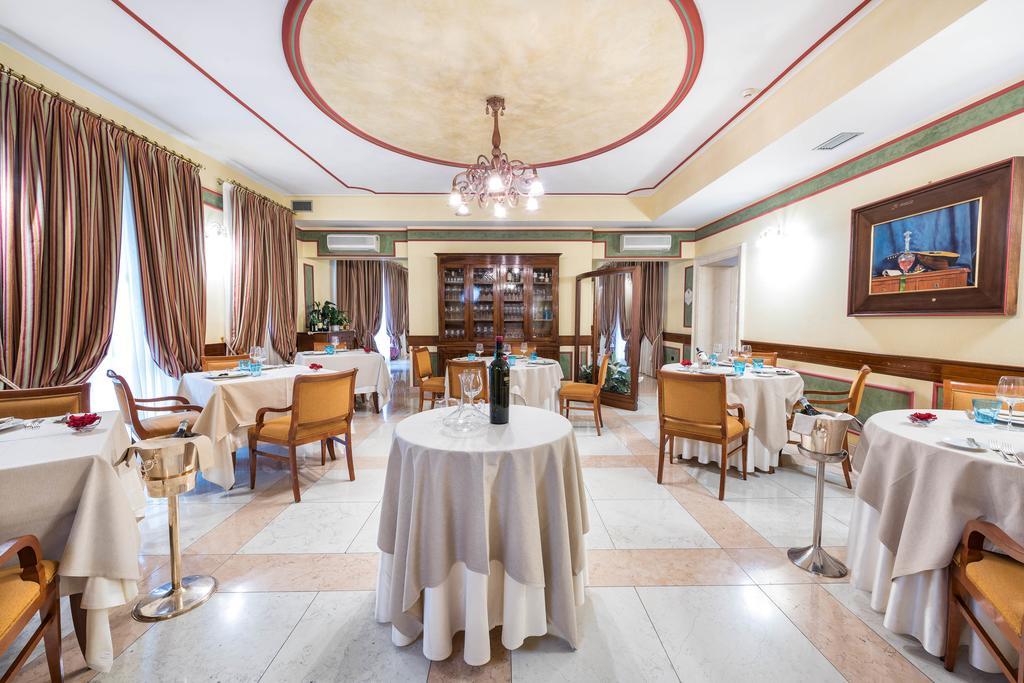 Hotel Villa Malaspina Castel d'Azzano Exteriör bild