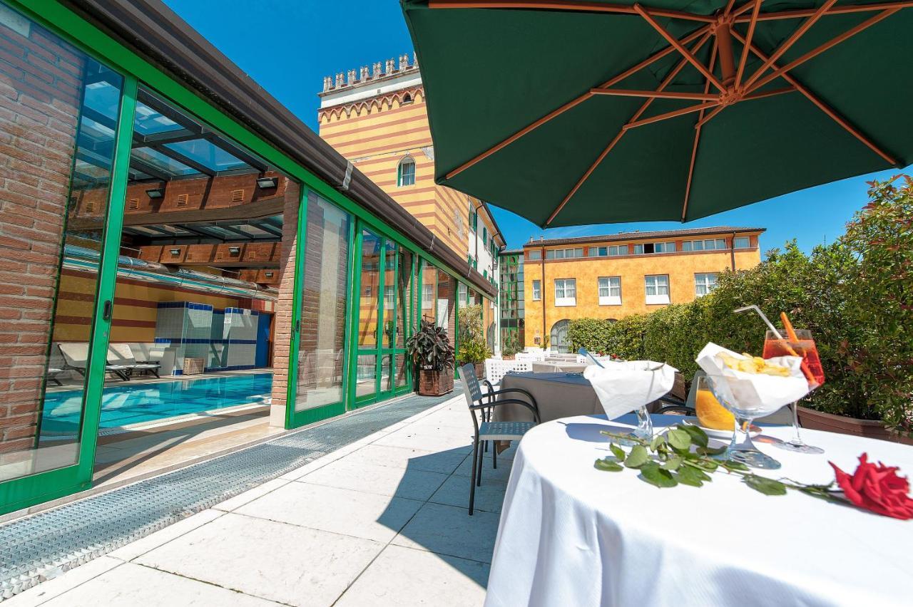 Hotel Villa Malaspina Castel d'Azzano Exteriör bild
