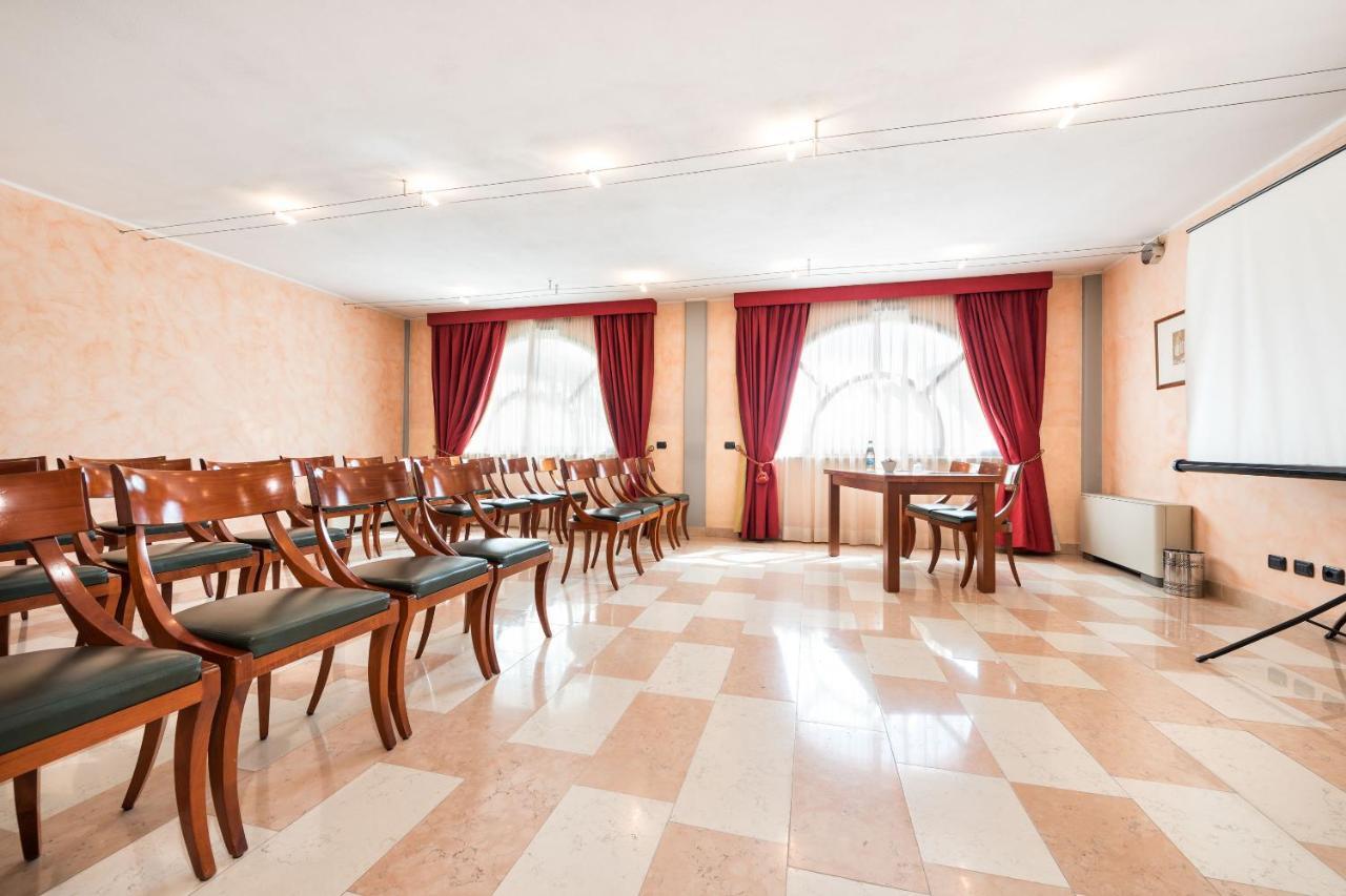 Hotel Villa Malaspina Castel d'Azzano Exteriör bild