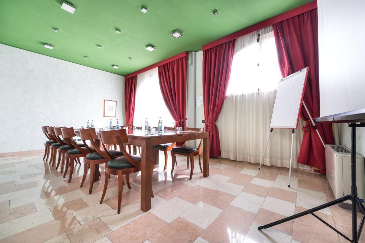 Hotel Villa Malaspina Castel d'Azzano Exteriör bild